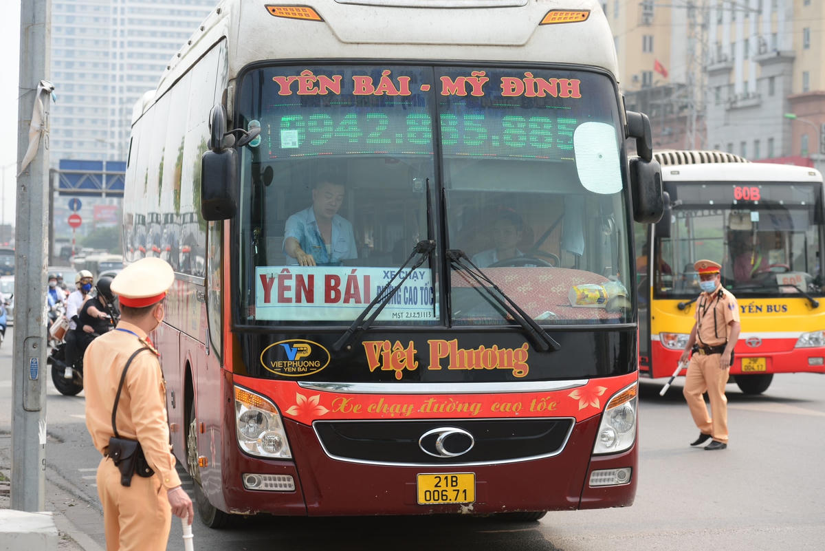 Theo ghi nhận của PV, nhận được tin báo từ xa, xe khách mang BKS 21B-006.71 dừng đỗ đón trả khách không đúng quy định đã bị lực lượng chức năng ra dấu hiệu dừng xe để xử lý vi phạm.