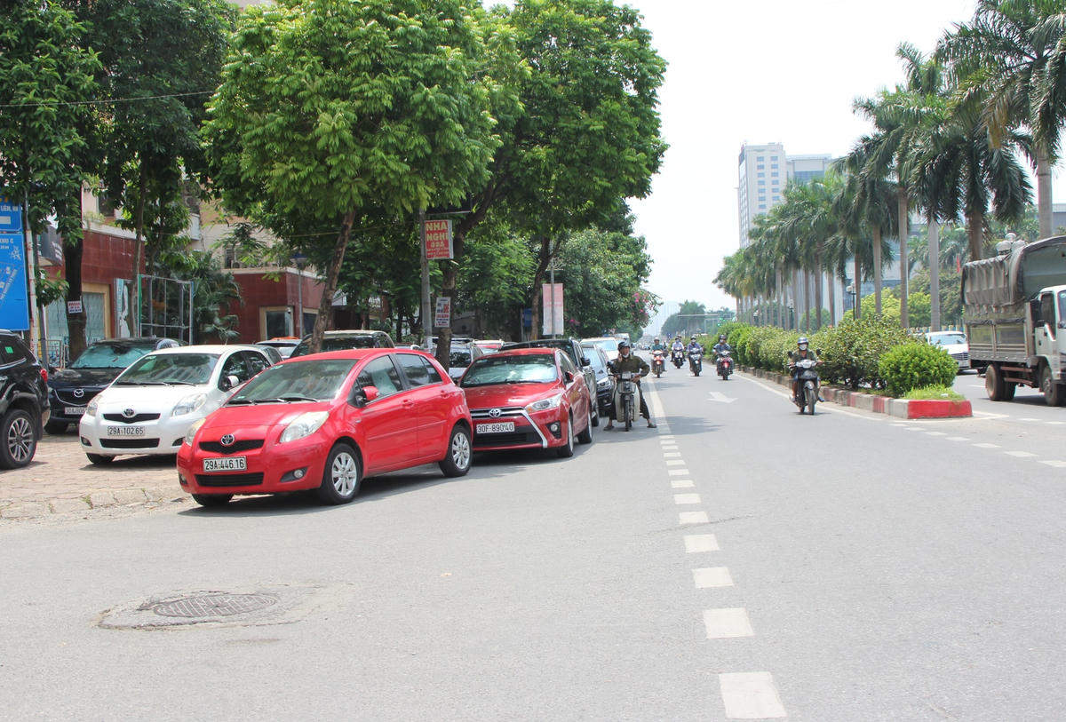 Quận Nam Từ Liêm: Bất chấp biển cấm, xe ô tô vẫn đỗ dưới lòng đường, vỉa hè