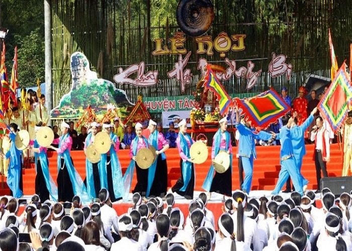 Du khách trong và ngoài nước vui chơi lễ hội tại tỉnh Hòa Bình.