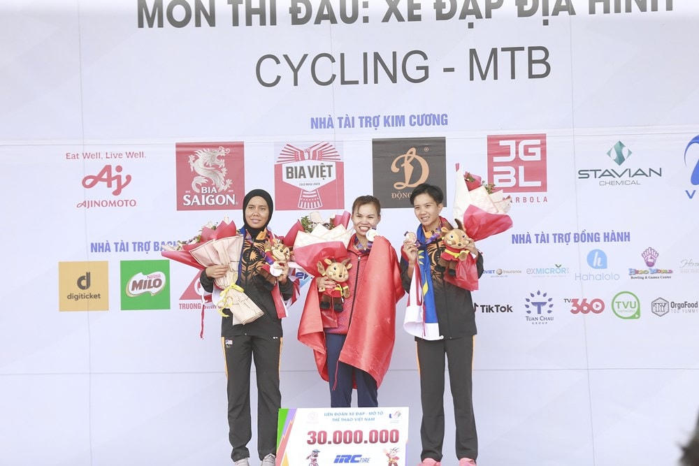 Trao Huy chương cho các VĐV, HCV thuộc về VĐV Việt Nam Đinh Thị Như Quỳnh, HCB và HCĐ thuộc về hai VĐV Malaysia lần lượt là Zainal Abindin Nurassyira và Soon Natahsya. (Ảnh: Trọng Đạt/TTXVN).
