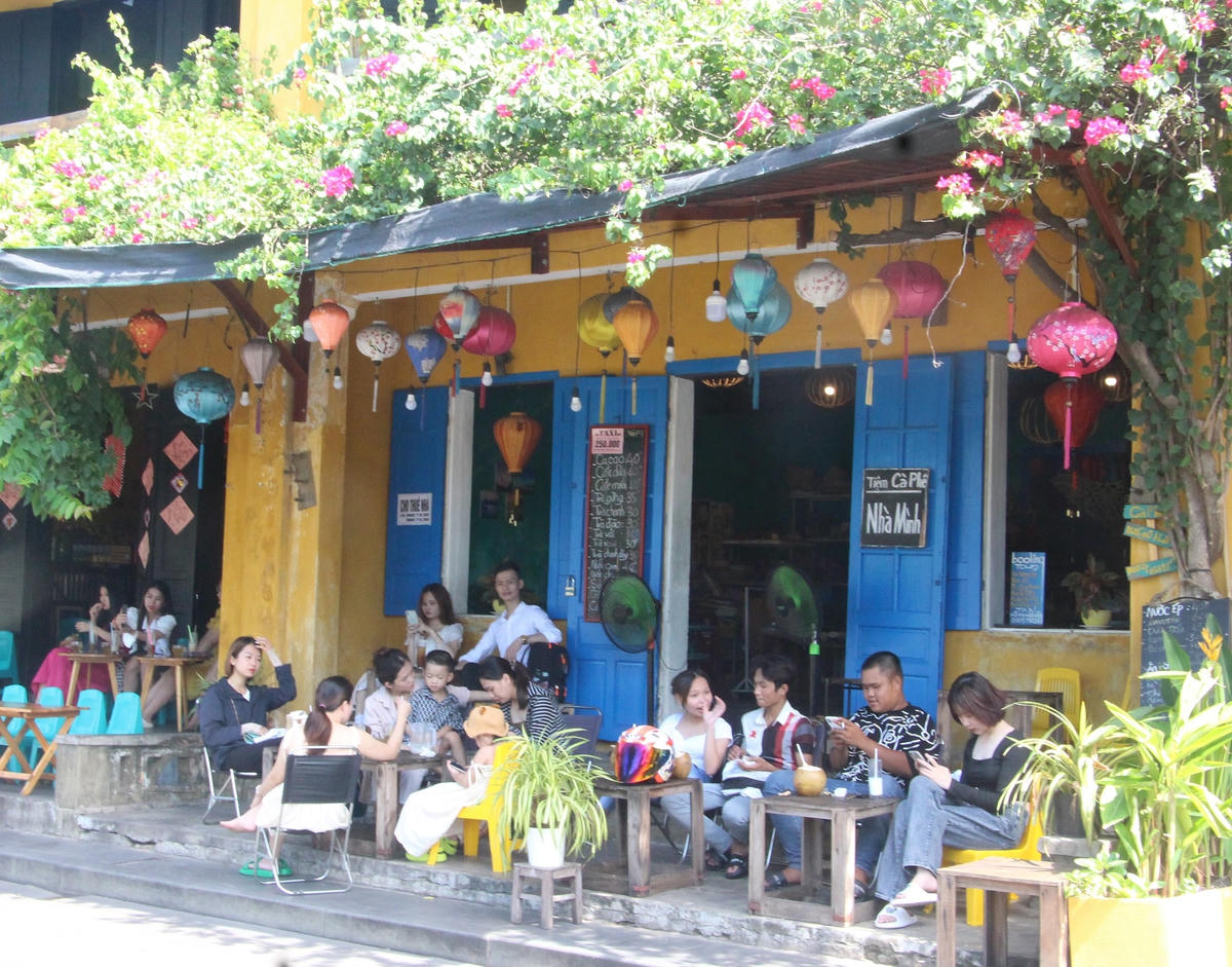 Góc một quán nước ở phố cổ Hội An đông khách.