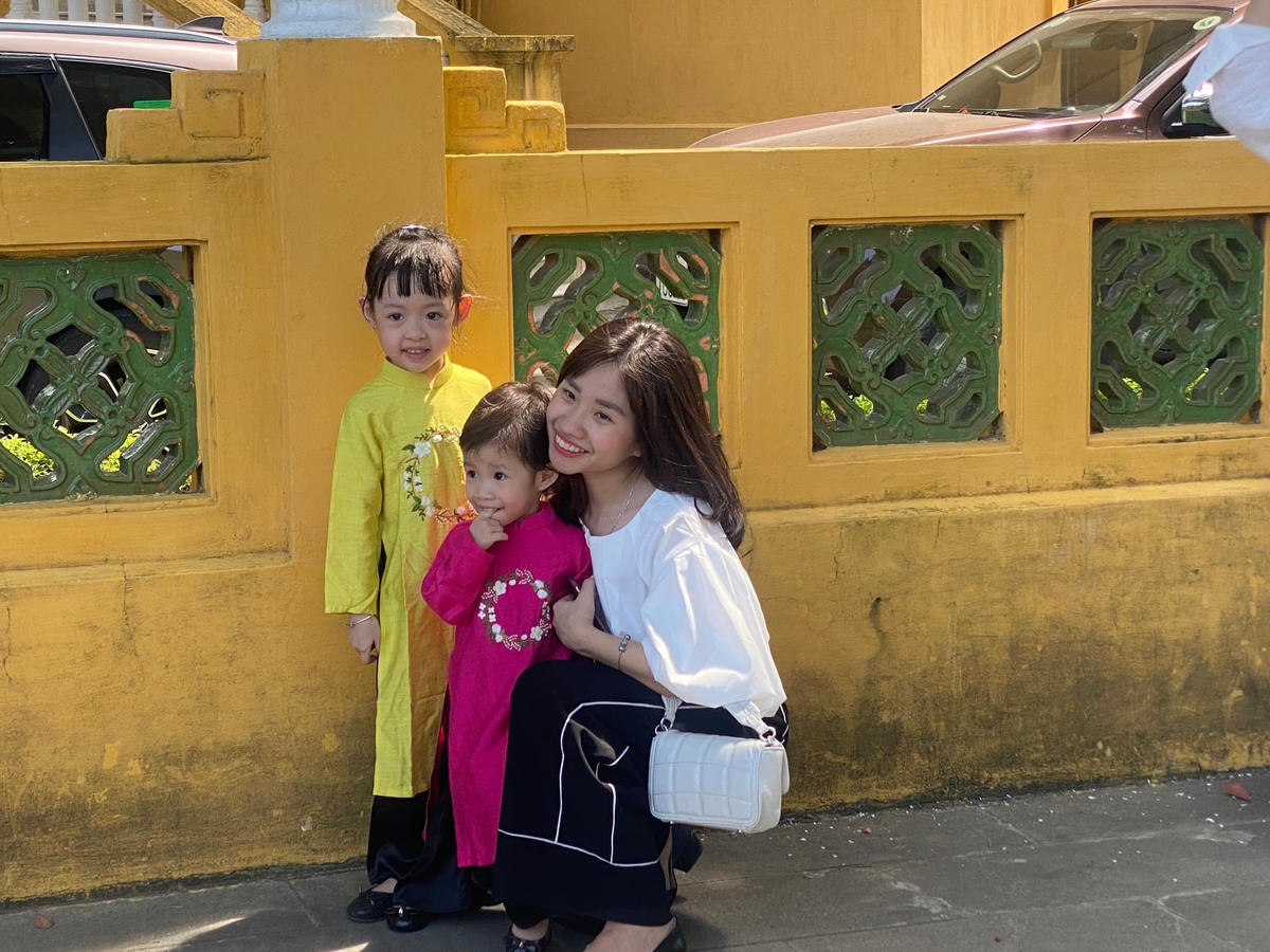 Một số du khách tranh thủ dừng chân ghi lại tấm hình kỷ niệm khu vực quanh Quảng trường Ba Đình.
