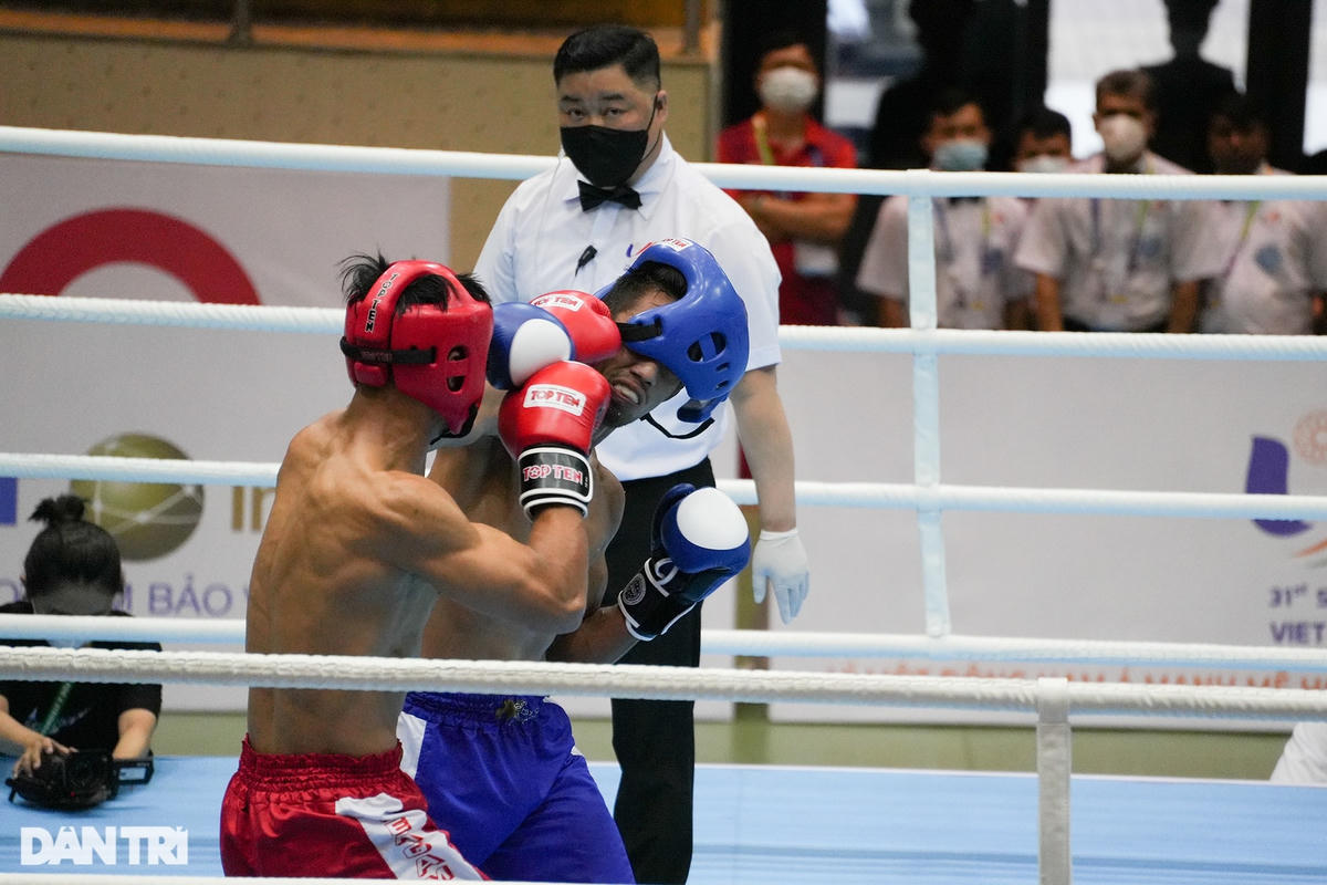 Kịch tính võ sĩ kickboxing Việt Nam đấm bay mũ đối thủ tại SEA Games 31
