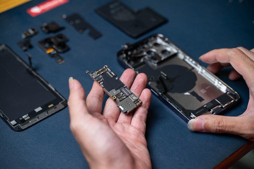 Một điểm đặc biệt đối với các thiết bị iPhone 14 series là thị trường Mĩ LL/A sẽ không còn khay SIM truyền thống, mà thay thế hoàn toàn eSIM. (Ảnh: Điện Thoại Vui).