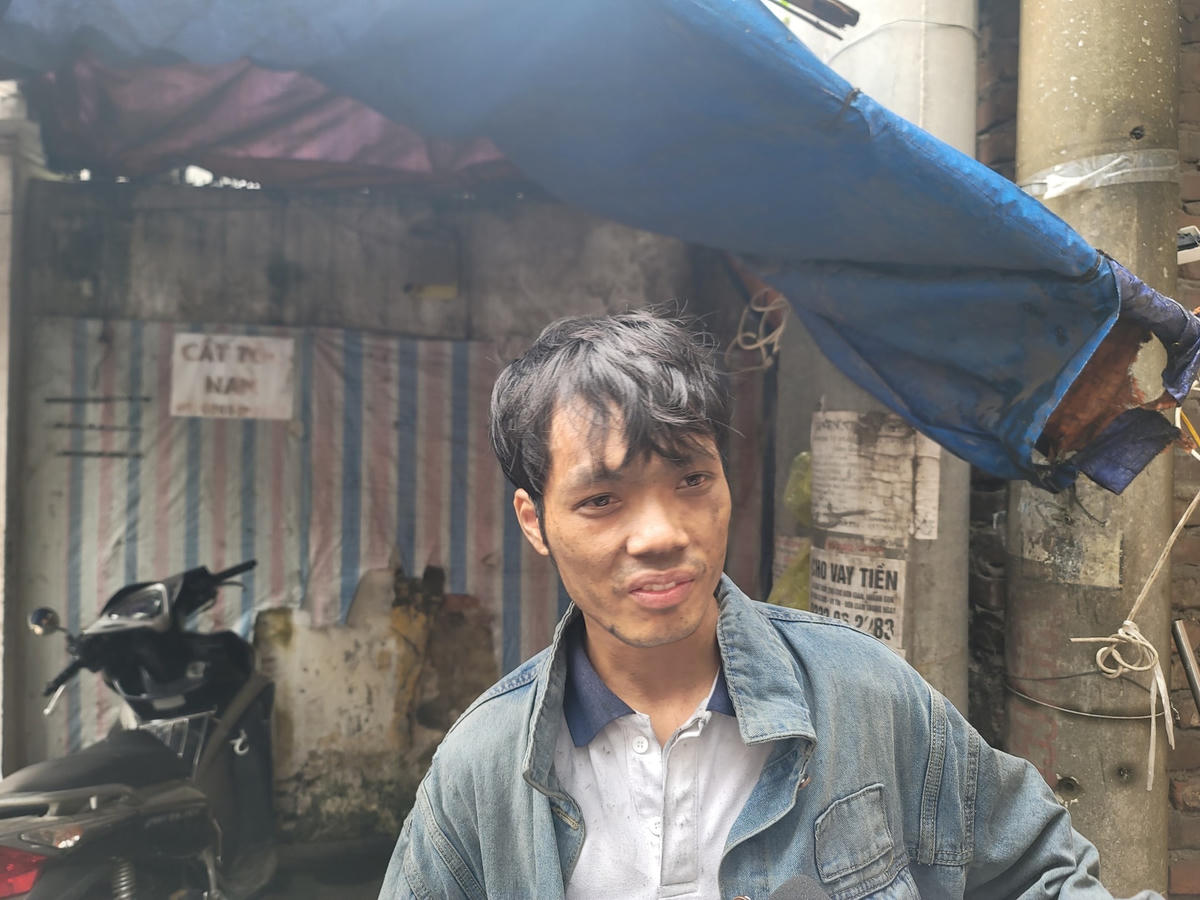 Anh Nguyễn Đăng Văn kể lại quá trình giải cứu các nạn nhân. Ảnh Quốc Thanh.