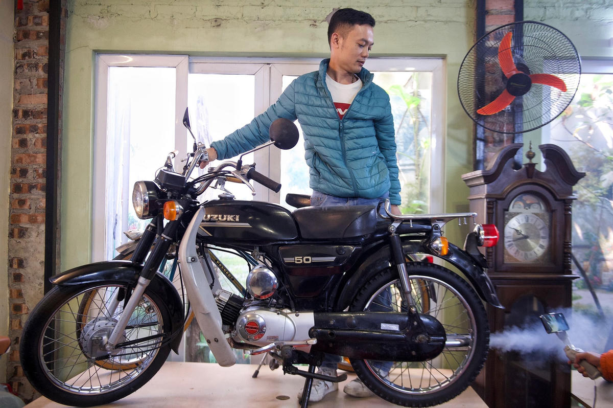 Anh Cường cho biết, anh đã dành 10 năm sưu tầm hơn 100 chiếc xe cổ thuộc nhiều dòng xe của các thương hiệu nổi tiếng khác nhau.