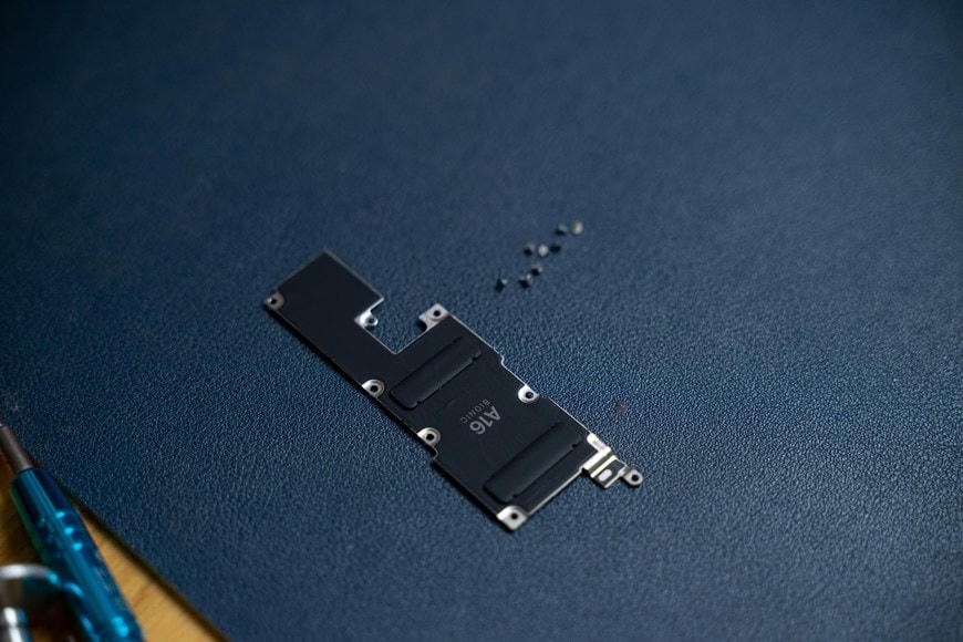 Chip A16 BIONIC của Apple sản xuất. (Ảnh: Điện Thoại Vui).