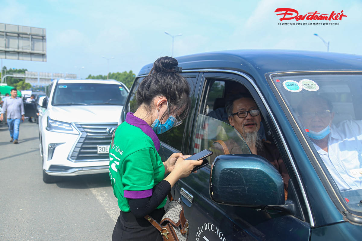 Nhân viên liên tục phải hướng dẫn cho các khách hàng muốn đi qua trạm thu phí.