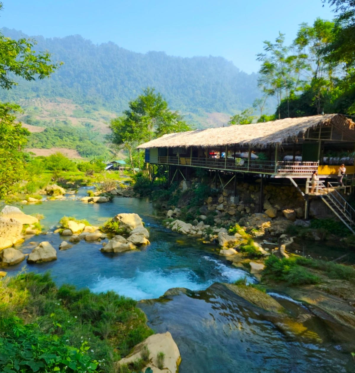 Sau khi tham quan các thác, du khách có thể nghỉ ngơi, ăn uống trong căn nhà sàn và ngắm trọn vẻ đẹp “sơn thủy hữu tình” nơi đây.