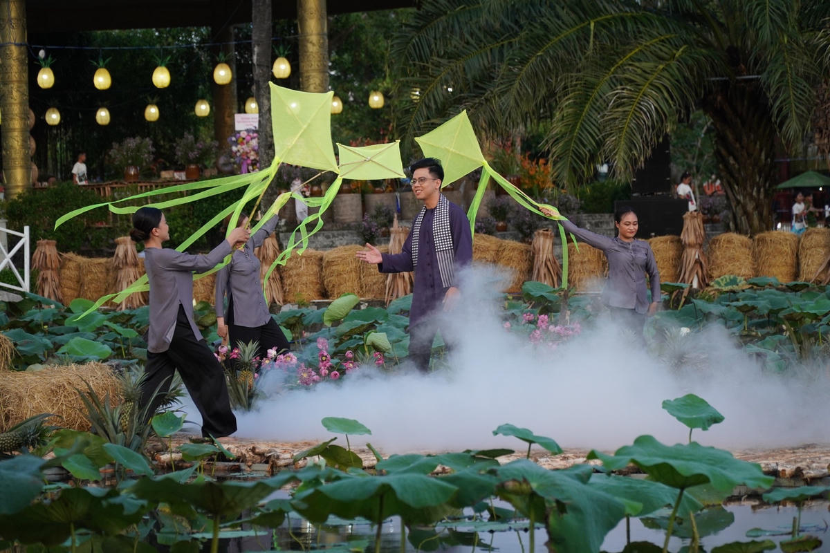 Sân khẩu trên hồ sen tạo nên không gian độc đáo