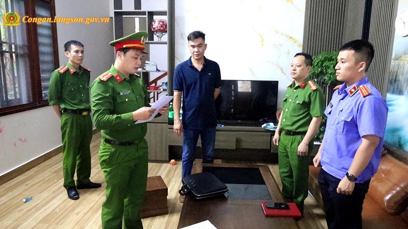Cơ quan CSĐT Công an tỉnh Lạng Sơn đọc lệnh khám xét nơi ở của Thân Tiến Huy. Ảnh: Công an tỉnh Lạng Sơn.