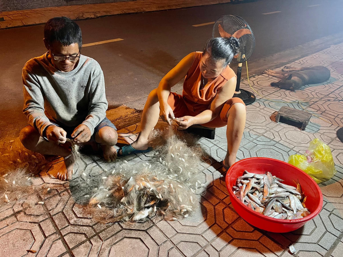 Buổi tối là lúc các ngư dân thu lưới trở về.