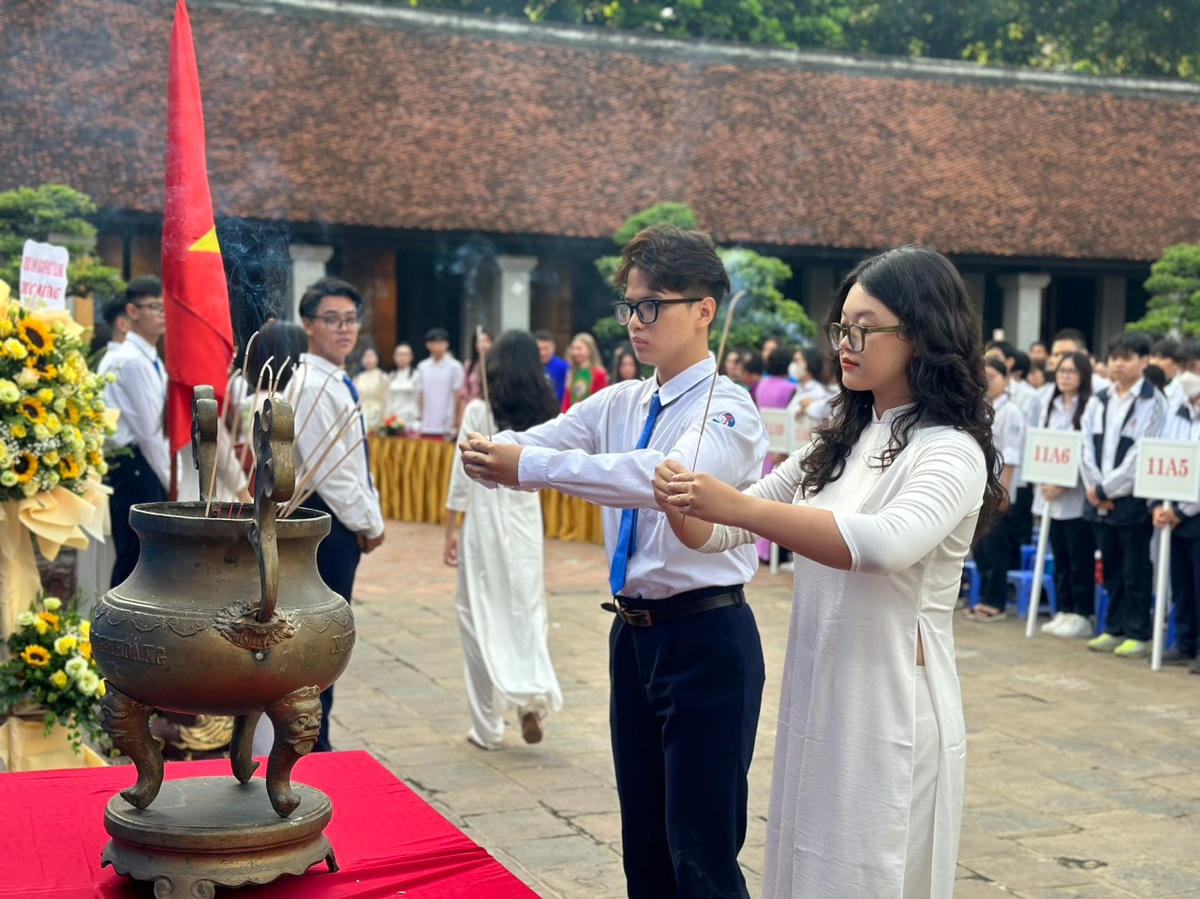 Học sinh Trường THPT Đinh Tiên Hoàng thực hiện nghi thức dâng hương trước khi bước vào lễ khai giảng.