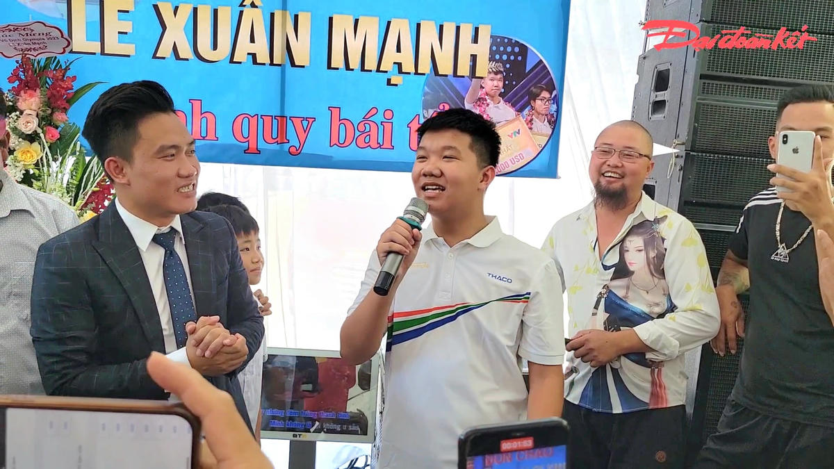 Mạnh cười và nói rằng, đã biết mọi người dựng rạp để đón mình vào tối qua nên trong sáng nay, em rất háo hức để trở về nhà. "Cháu yêu tất cả mọi người", Mạnh nói, ánh mắt hướng về bà con phía dưới.
