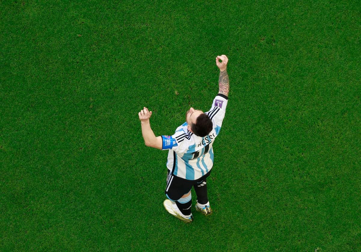 Messi ăn mừng bàn mở tỉ số