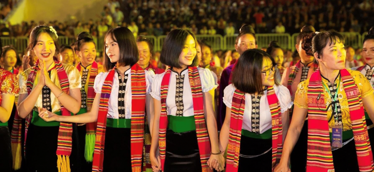Những cô gái Thái trong đêm xòe.  