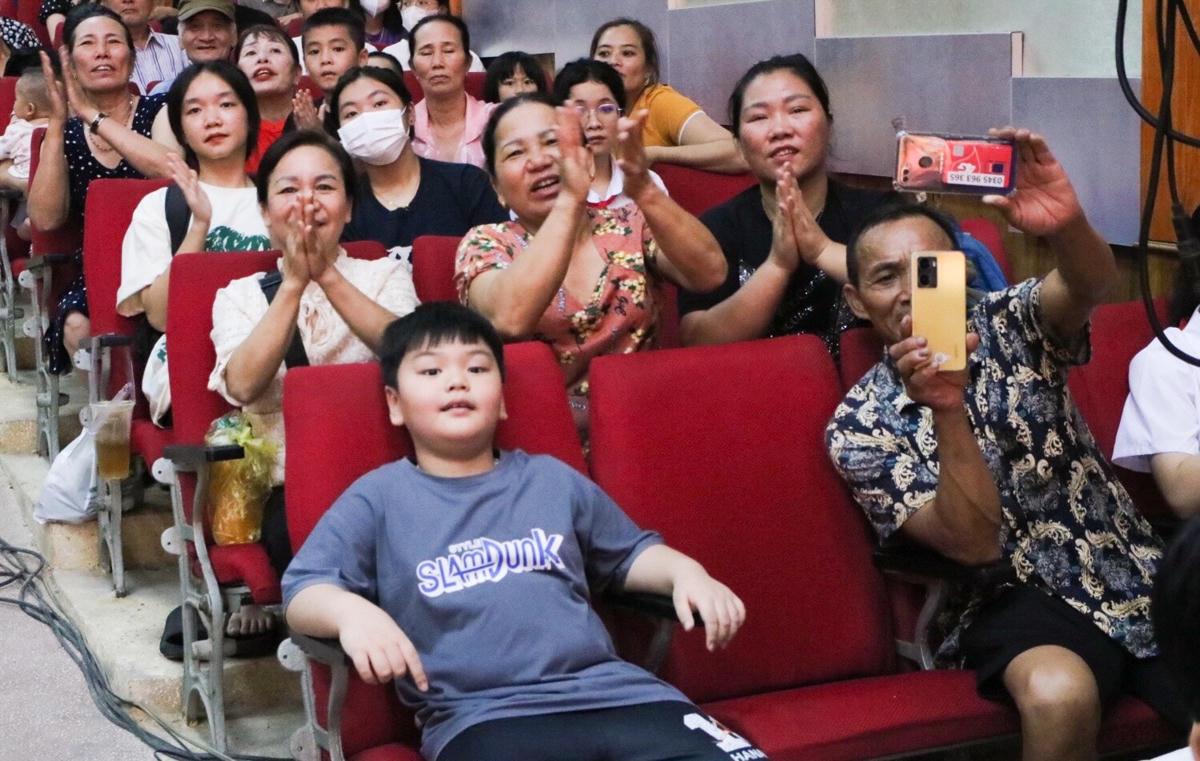 Người dân hào hứng cổ vũ cho các tiết mục trình diễn.