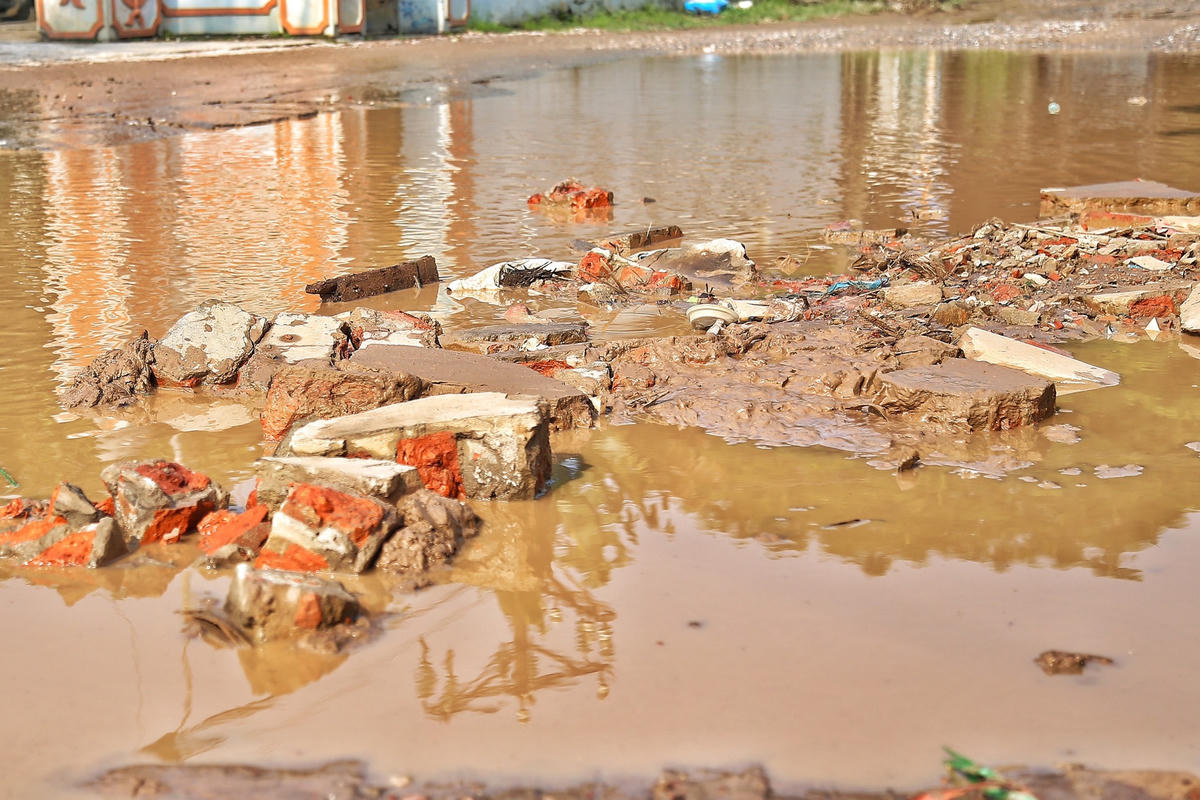 Là nhân viên bảo vệ Công ty Kiều An, ngay sát đoạn đường xuống cấp, ông Ngô Văn Điều cho hay: “Lo sợ nhiều người bị tai nạn tôi đã bê những đồ vật cảnh báo như cành cây, những viên gạch lớn để xuống ổ gà cho người dân dễ dàng quan sát. Song, vào buổi tối tuyến đường không có đèn điện trong khi đường có rất nhiều hố lớn nên nhiều vụ tai nạn đã xảy ra tại đây.