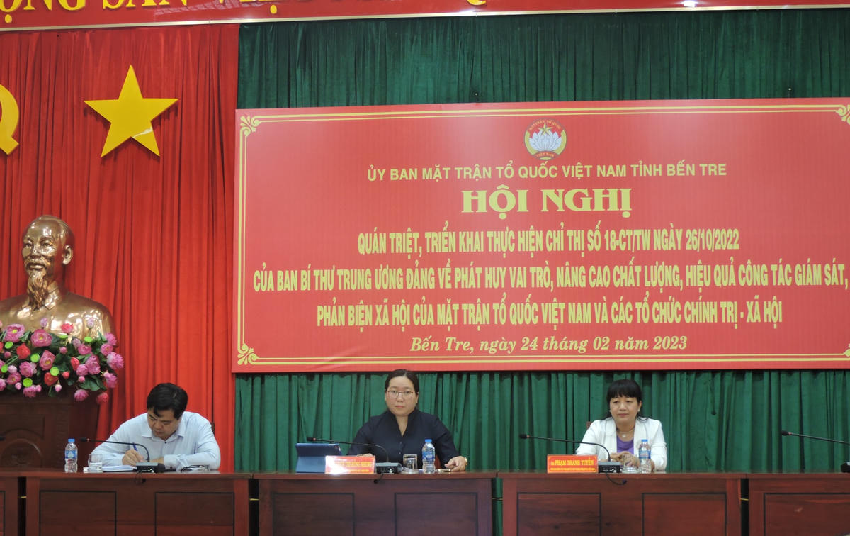 Quang cảnh hội nghị triển khai chỉ thị số 18 và ra mắt cẩm nang điện tử.