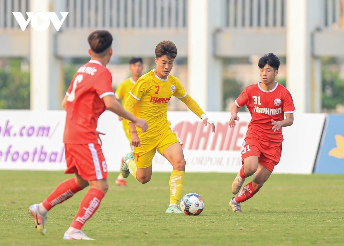 Văn Trường (áo vàng) là một trong 10 cầu thủ trẻ nhất của VCK U23 châu Á 2022. (Ảnh: RD). 