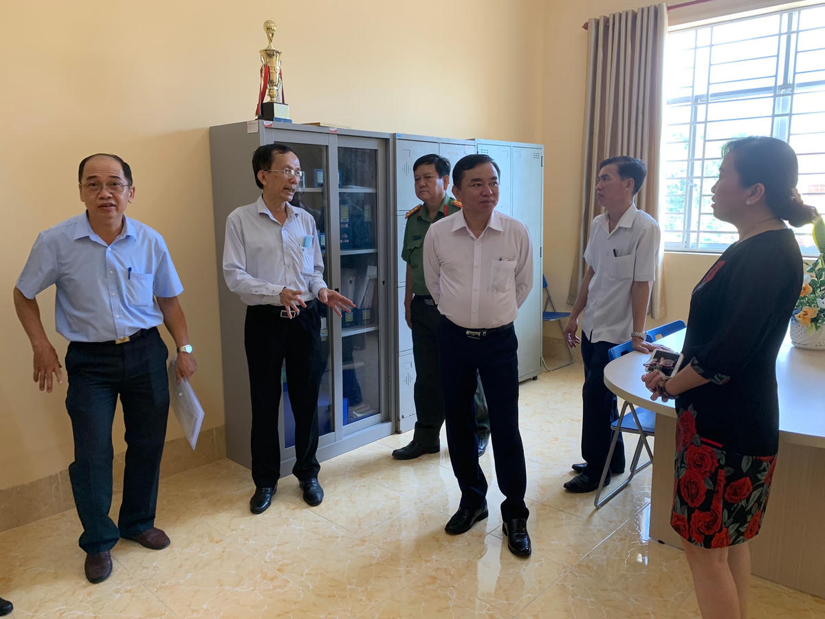 Ban Chỉ đạo thi tốt nghiệp THPT năm 2022 tỉnh Bạc Liêu kiểm tra công tác chuẩn bị của Ban in sao đề thi trước khi vào làm nhiệm vụ.