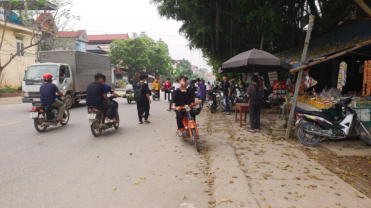 Có học sinh Trường THPT Kim Bôi không những không đội mũ bảo hiểm mà còn đi ngược chiều.