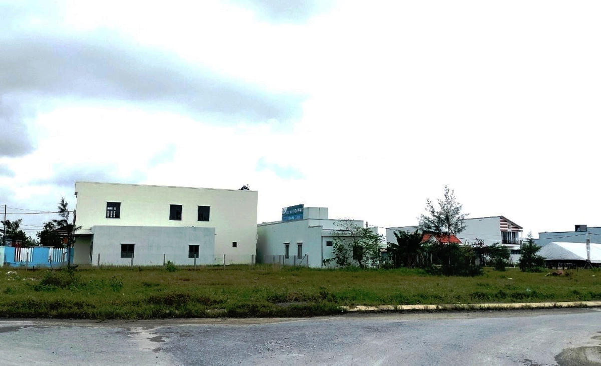 Khu vực nhà dân tái định cư đã xây dựng kiên cố nhưng trong đó nhiều hộ chưa có sổ đỏ.