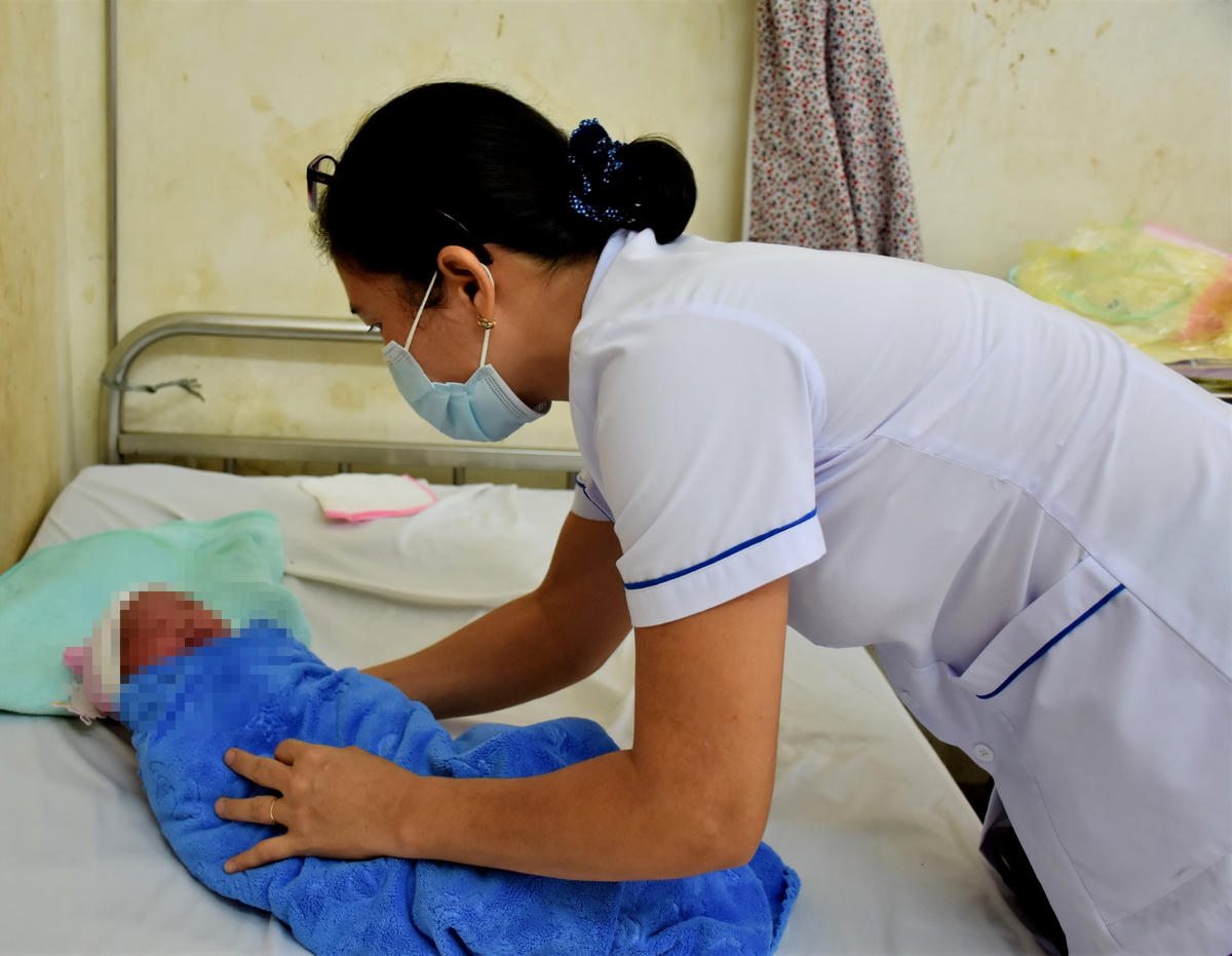 Sau khi phát hiện, bé trai được đến Trạm Y tế thăm khám sức khỏe. (Ảnh minh hoạ).