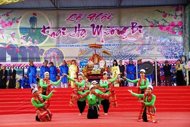 Xây dựng văn hóa, du lịch đáp ứng yêu cầu phát triển bền vững. 