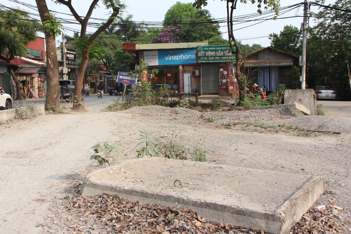 Ông  Nguyễn Văn Toàn, một người dân làng Miếu Nha cho biết: "Đơn vị thi công ẩu quá, họ bỏ cả những cống bê tông giữa đường, hố ga  không được đậy nắp nhiều người đi qua tuyến đường xảy ra tai nạn thường xuyên. Vừa rồi có một người đàn ông đi xe máy quệt vào ống cống ngã giữa đường, rất may người chỉ xây xước, nhưng xe máy bị hỏng phải gọi người nhà đưa xe kéo mang về. Chúng tôi rất mong đơn vị thi công đậy lại nắp ga và thi công nhanh dự án để đi lại thuận tiện hơn".