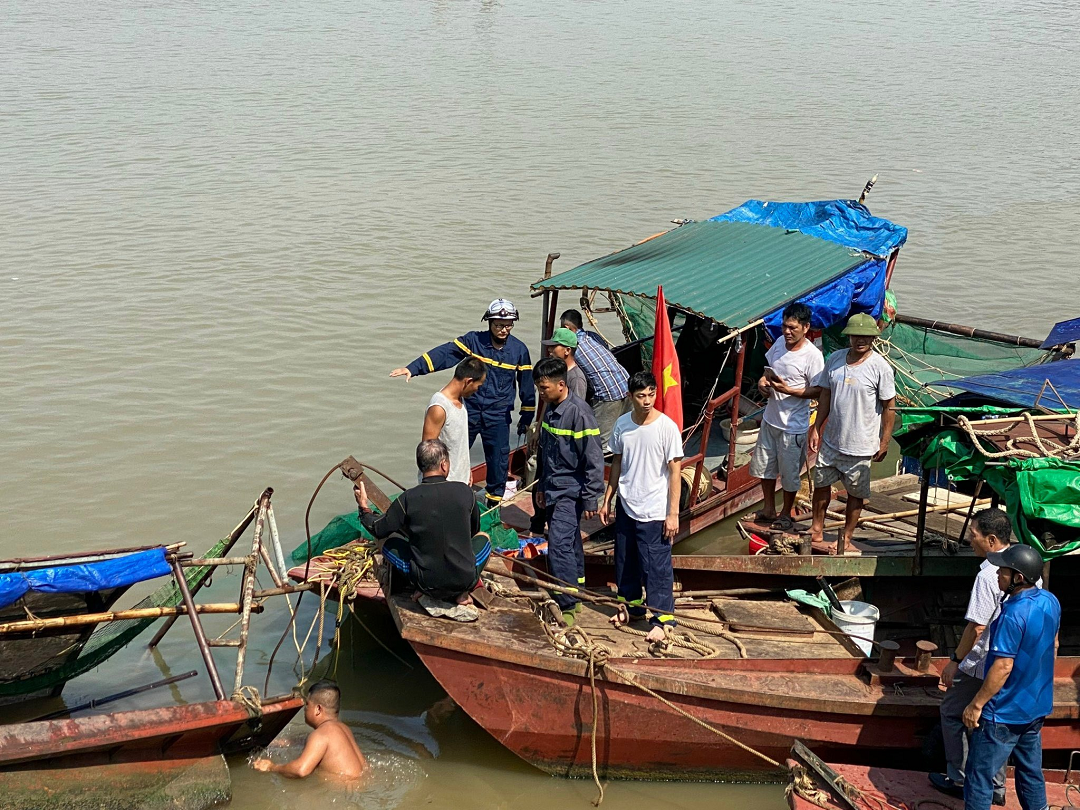Lực lượng chức năng tìm kiếm nạn nhân mất tích. Ảnh: Công an TP Hà Nội.
