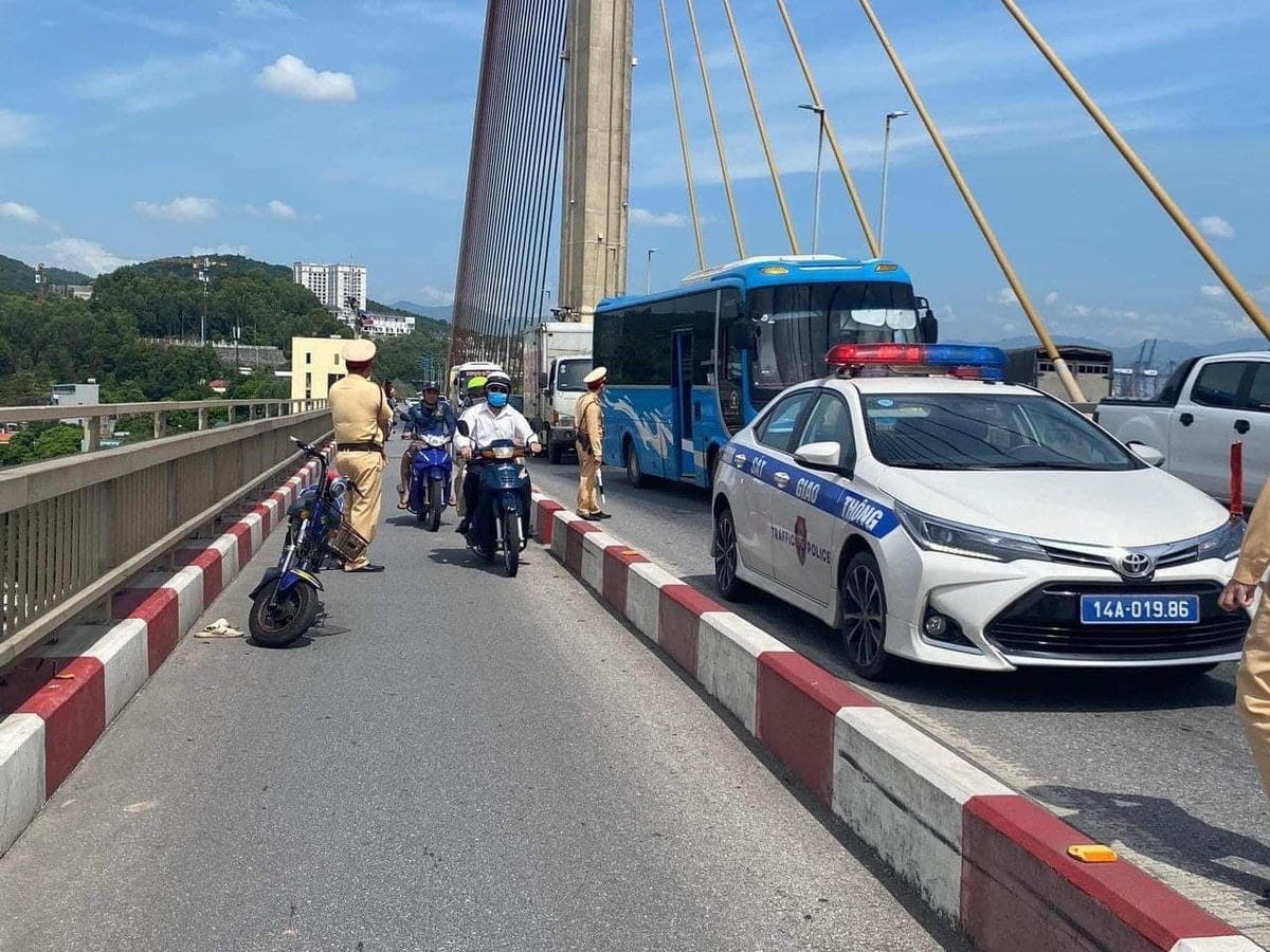 Lực lượng chức năng có mặt tại hiện trường để điều tra, làm rõ vụ việc. 