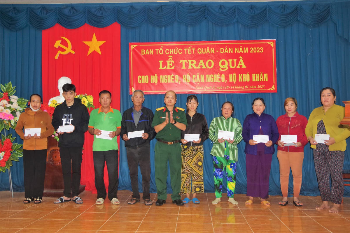 Ban tổ chức Tết Quân- Dân trao quà cho các hộ nghèo.
