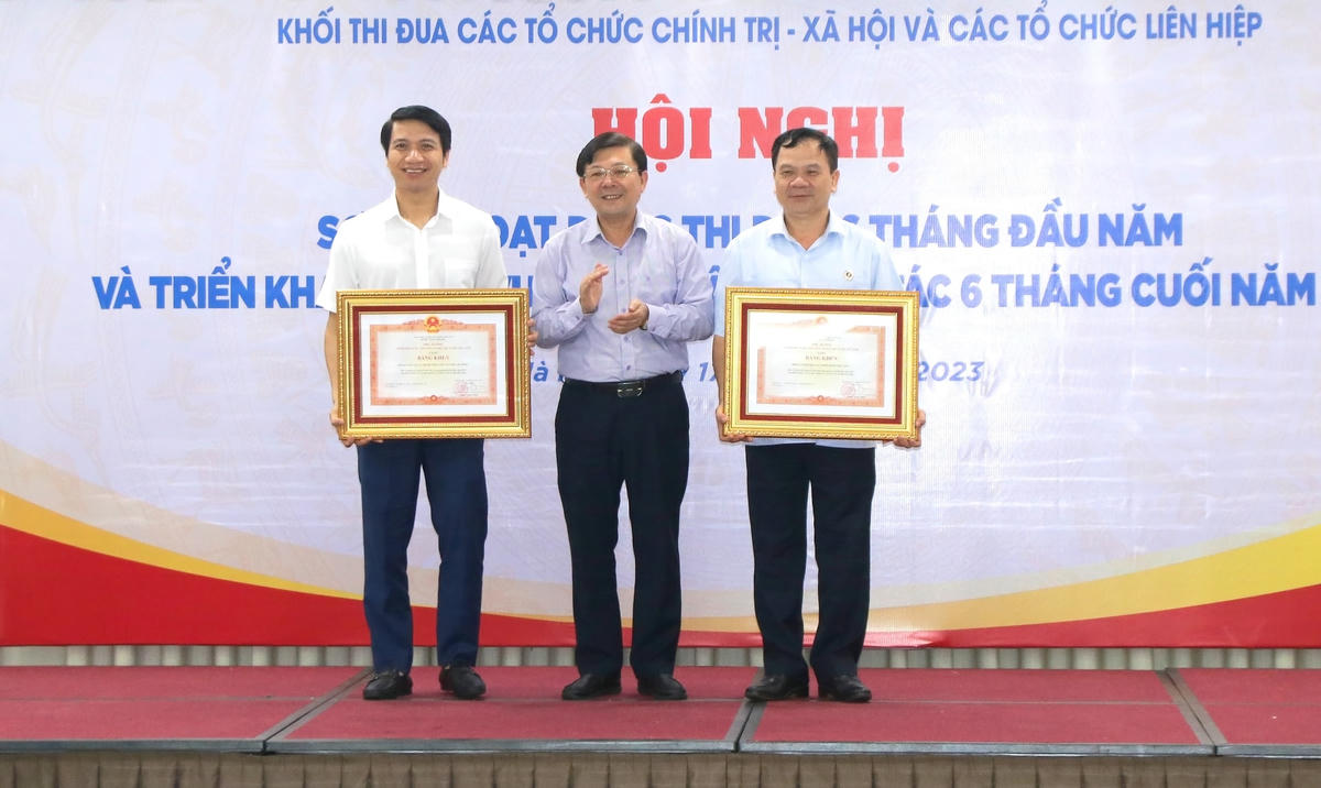 Phó Chủ tịch Nguyễn Hữu Dũng trao Bằng khen của Thủ tướng Chính phủ cho các đơn vị xuất sắc.