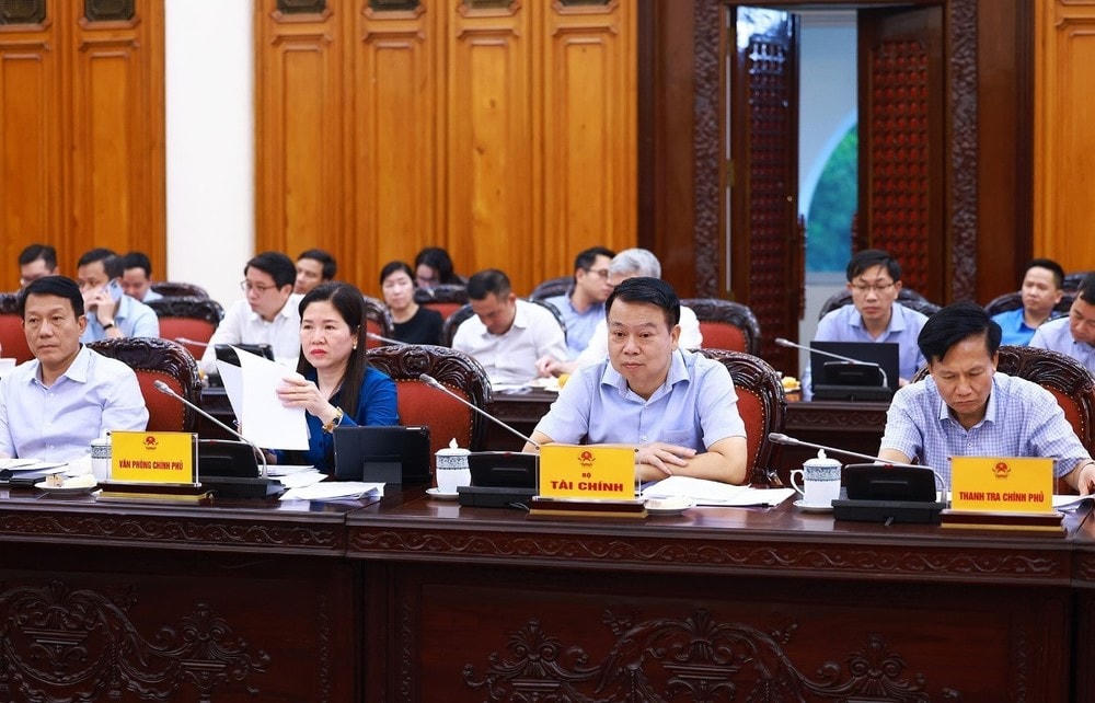Đại diện các bộ, ngành tham dự cuộc họp. (Ảnh: Dương Giang/TTXVN) thu tuong chu tri hop chinh sach tai khoa3.jpg
