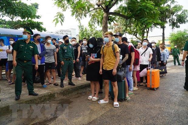 Các công dân Việt Nam được trao trả qua Cửa khẩu quốc tế Mộc Bài.(Ảnh: Th.Tân).