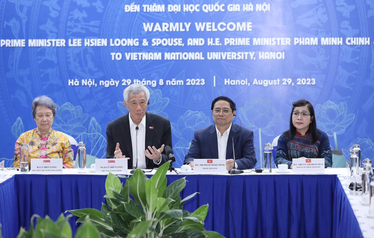 Thủ tướng Chính phủ Việt Nam Phạm Minh Chính và Thủ tướng Singapore Lý Hiển Long giao lưu với sinh viên.