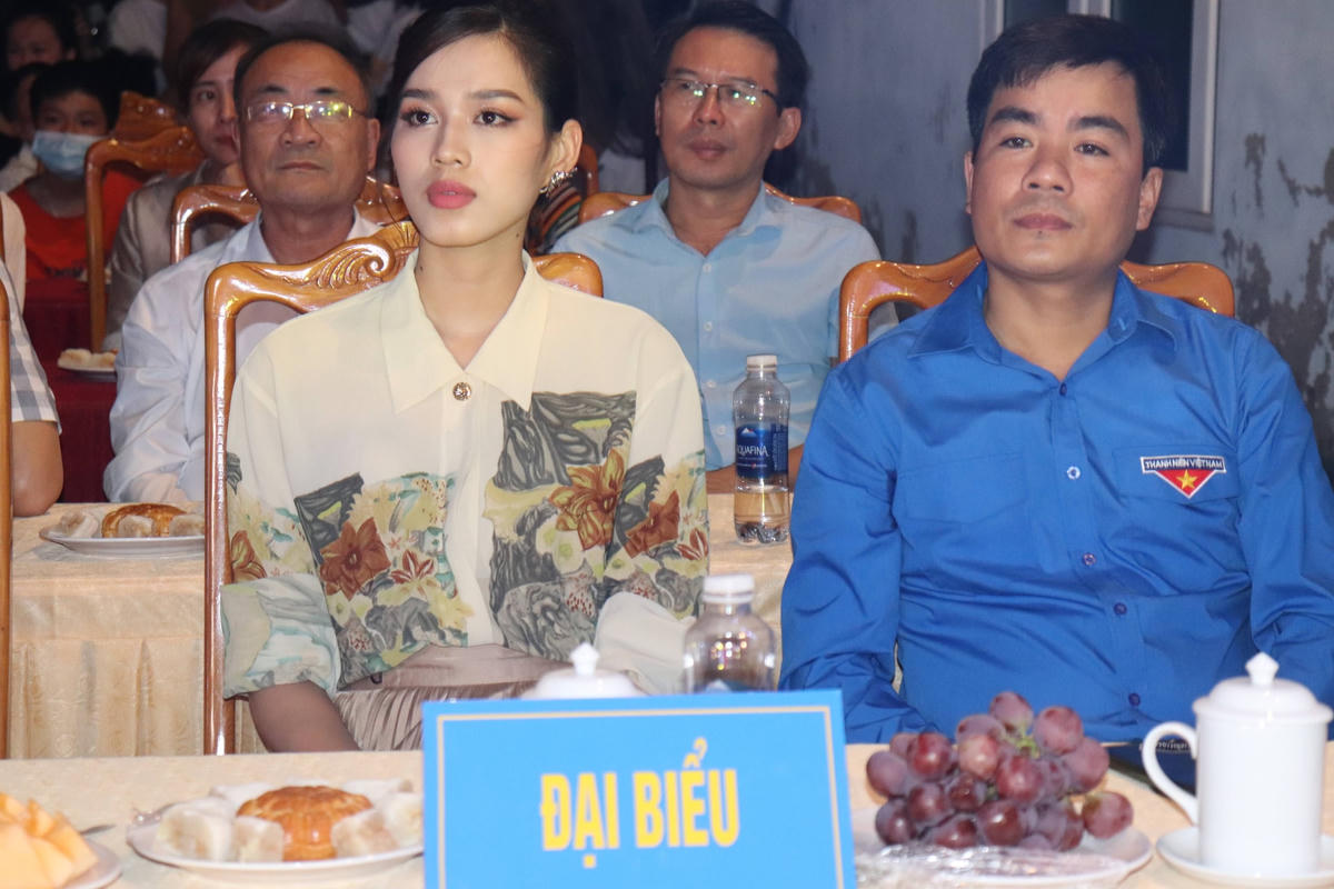 Hoa hậu Đỗ Thị Hà tham dự đêm hội.