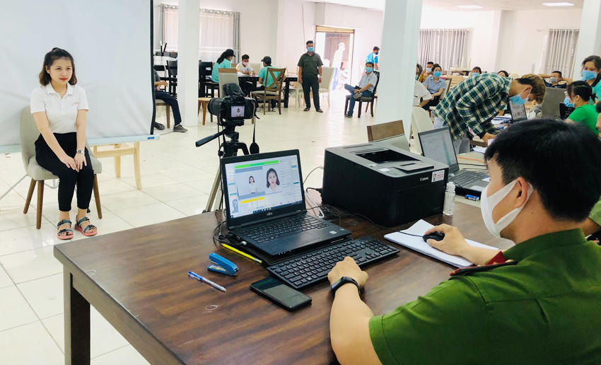 Công an thu nhận thông tin cấp thẻ CCCD gắn chíp cho người dân. Ảnh: CACC.