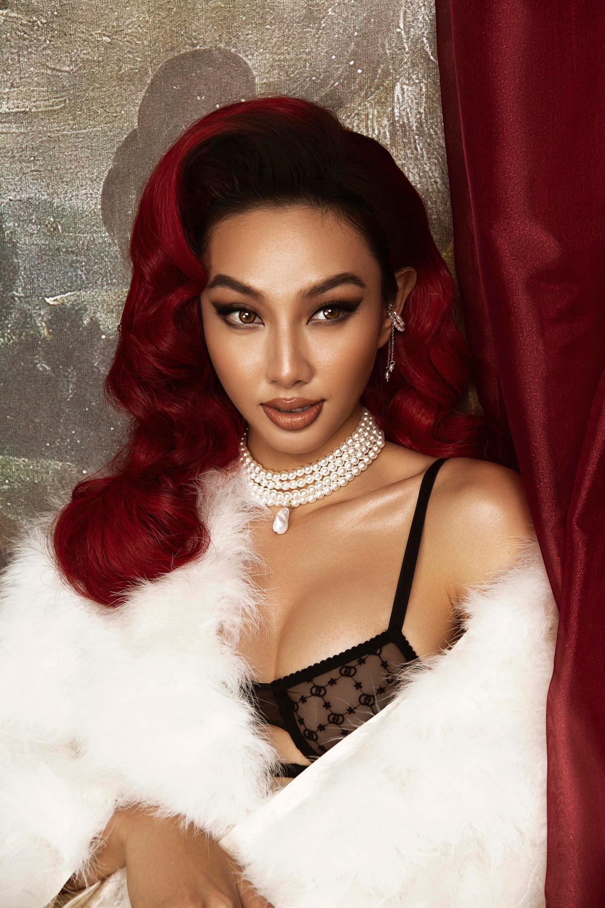 Mặc dù thử sức ở phong cách hoàn toàn mới song Thùy Tiên vẫn tự tin tỏa sáng trong bất cứ hoàn cảnh nào. 