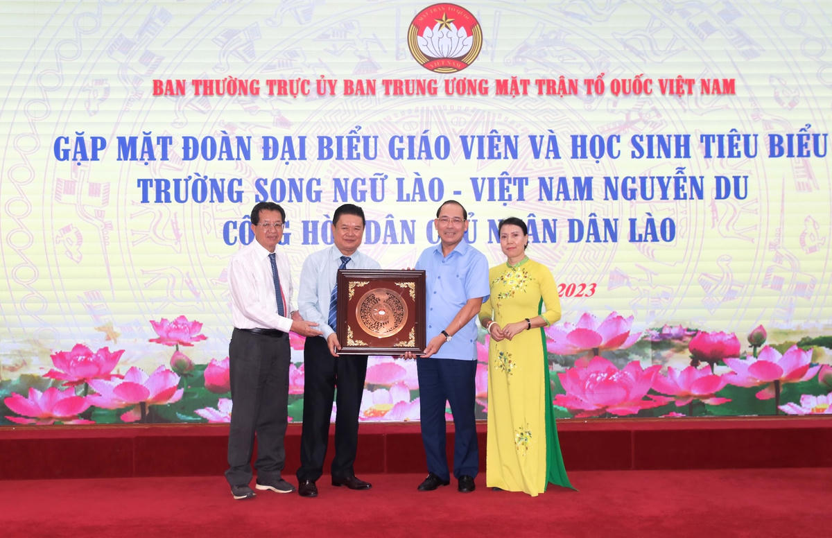 Phó Chủ tịch Hoàng Công Thủy tặng quà lưu niệm cho Trường song ngữ Lào - Việt Nam Nguyễn Du.