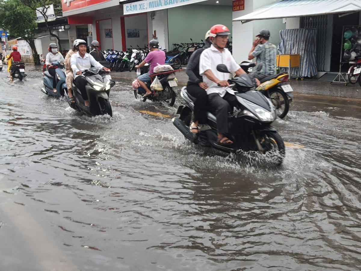 Tuyến đường Võ Thị Sáu ở phường 3 TP Bạc Liêu nước ngập sâu gần nửa bánh xe.