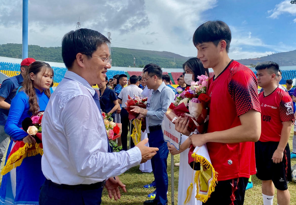 Ban tổ chức tặng cờ lưu niệm và hoa cho các đội tham dự giải.