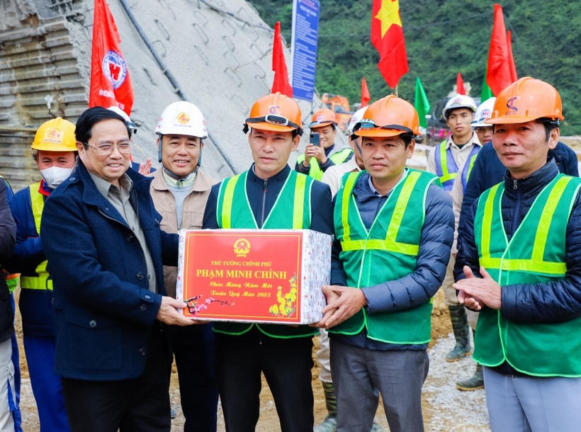 Tại hầm Thần Vũ, Thủ tướng Phạm Minh Chính tặng quà, chúc Tết cán bộ, công nhân đang thi công hầm dài nhất giai đoạn 1.