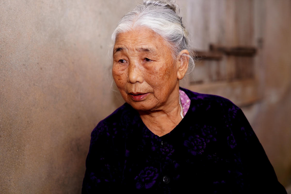 Bà Hà Thị Ngọ (người yêu trước khi nhập ngũ của liệt sĩ Cao Xuân Tuất) cũng có mặt tại buổi tiếp nhận kỷ vật.