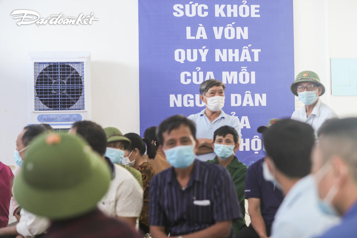 Đông đảo nhân dân sinh sống tại huyện Mê Linh đã đến khám sức khoẻ miễn phí.