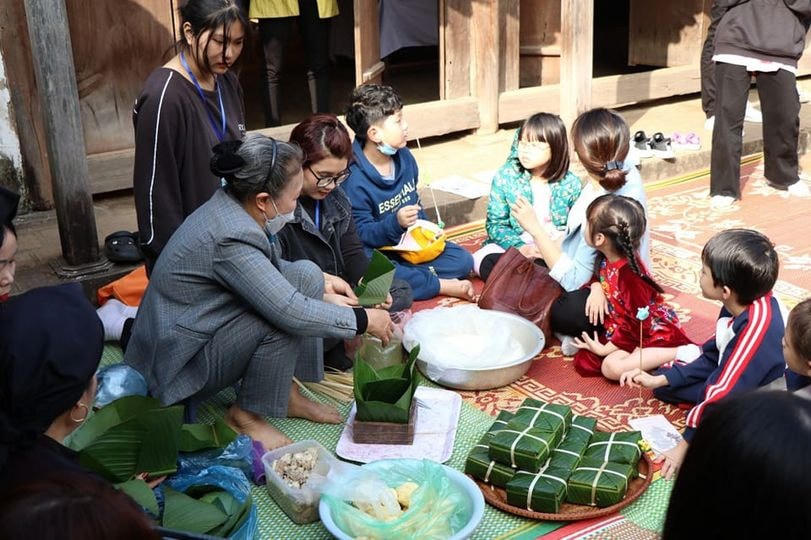 Hoạt động gói bánh chưng tại Bảo tàng Dân tộc học Việt Nam.