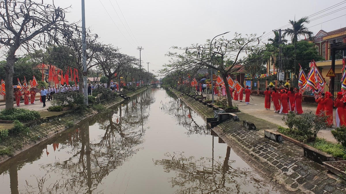 Đoàn rước diễu hành, đi qua hai bờ con sông nhỏ chạy qua địa bàn xã Hải Phương.