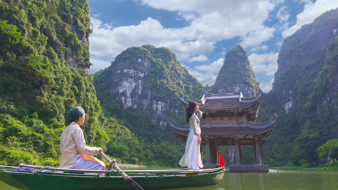 Nhiều địa danh của Việt Nam được giới thiệu trong MV.
