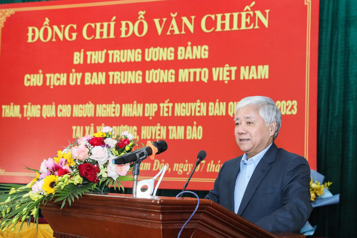 Chủ tịch  Đỗ Văn Chiến trò chuyện với bà con xã Yên Dương, huyện Tam Đảo, tỉnh Vĩnh Phúc.